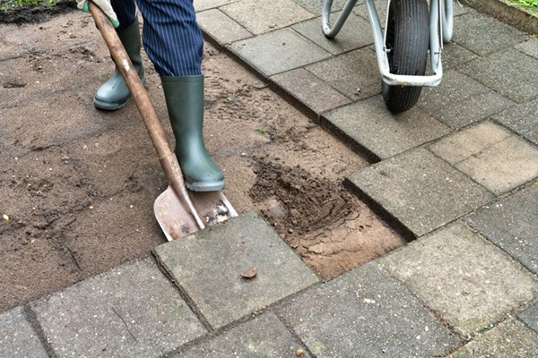 oude bestrating verwijderen om graszoden te leggen